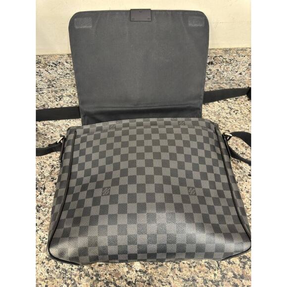 Louis Vuitton Damier Graphite District GM Messenger Bag FL3104 - 335391 - Picture 7 of 16